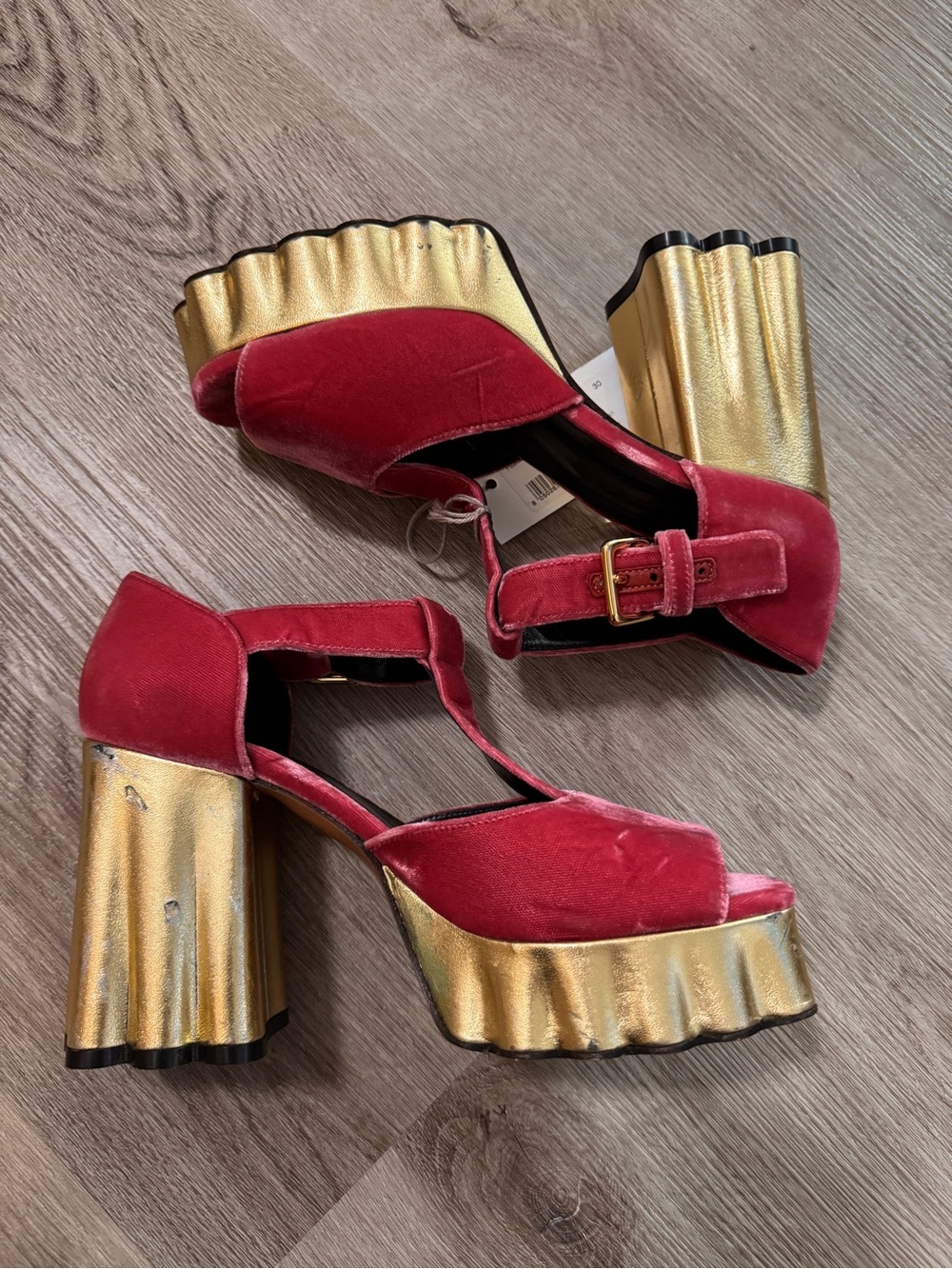Marni Made in Italy Pink Crushed Velvet Platform Heels Gold Scallop 37 NWT